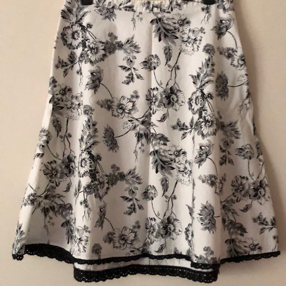 Women’s Charlotte Russe toile print skirt crochet hem M 8/10 white black